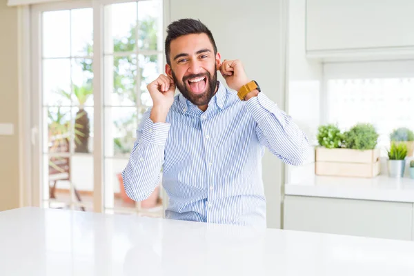 Pohledný Veselý Obchodní Muž Usmívající Prsty Legrační Gesto Problém Konkurzu — Stock fotografie