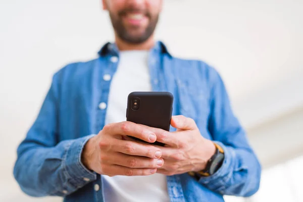 Fechar Mãos Homem Usando Smartphone Sorrindo — Fotografia de Stock