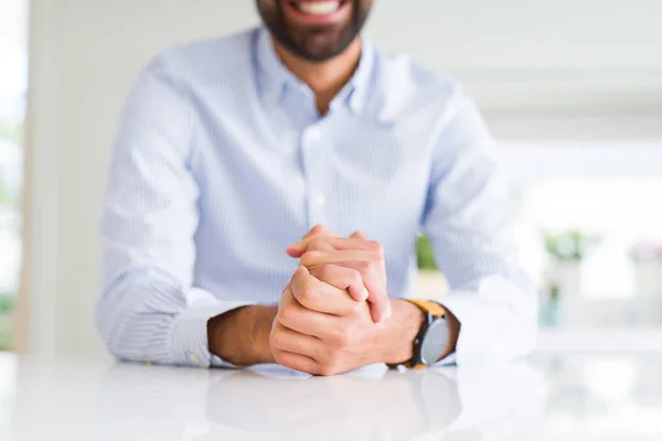 Uomo d'affari sorridente con le mani sul tavolo bianco — Foto Stock