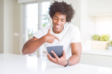 Sürpriz yüz kendisini işaret parmak ile Touchpad tablo kullanarak Afrikalı Amerikalı adam