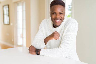 Gülümseyen yüzünde kocaman bir gülümseme ile neşeli Afrika yakışıklı genç