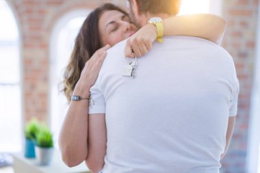 Orta yaş Senior romantik çift Holding ve gösteren ev tuşları