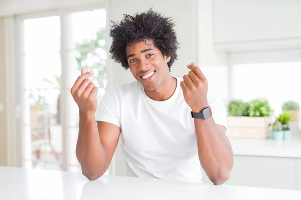 Hombre Afroamericano Joven Vistiendo Camiseta Blanca Casual Sentado Casa Haciendo — Foto de Stock