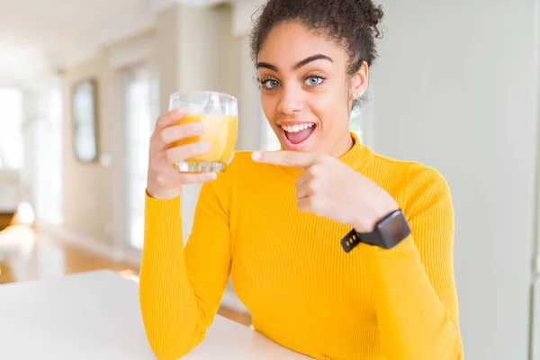 Jovem Afro Americana Bebendo Copo Suco Laranja Fresco Muito Feliz — Fotografia de Stock