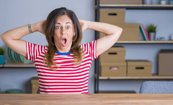 Mulher Idosa Meia Idade Sentada Mesa Casa Louca Assustada Com — Fotografia de Stock