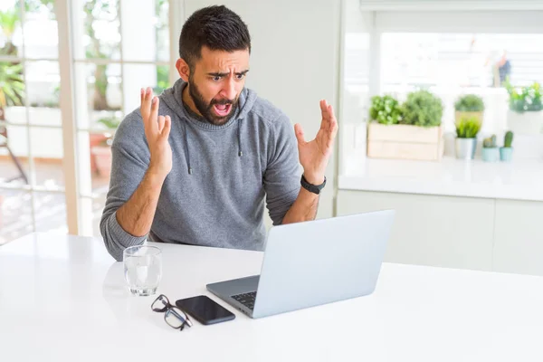 Hombre Hispano Guapo Trabajando Usando Computadora Portátil Muy Feliz Emocionado — Foto de Stock