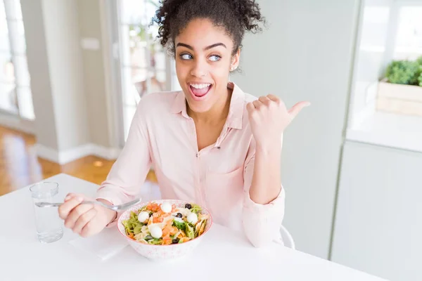 Joven Mujer Afroamericana Comiendo Ensalada Pasta Saludable Señalando Mostrando Con —  Fotos de Stock