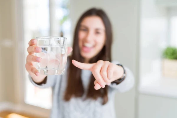 手と指で指差し非常に幸せな水の新鮮なガラスを飲む美しい若い女性 — ストック写真