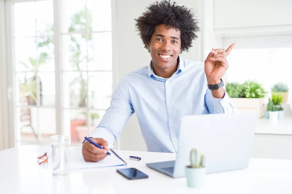 African American Business Man Werken Schrijven Notebook Erg Blij Wijzen — Stockfoto