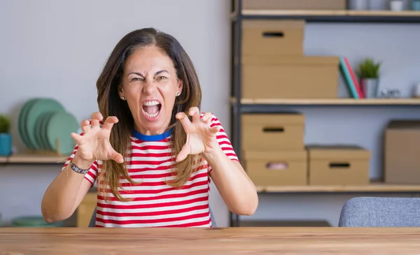 Mujer Mayor Mediana Edad Sentada Mesa Casa Sonriendo Divertida Haciendo — Foto de Stock