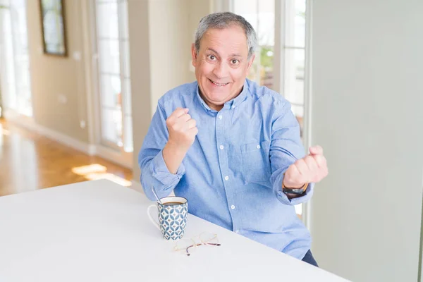 Przystojny Starszy Mężczyzna Picie Filiżankę Kawy Domu Obchodzi Zaskoczony Zdumiony — Zdjęcie stockowe
