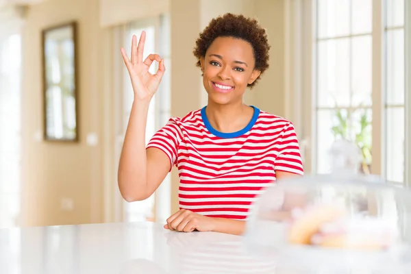 Ung Vacker Afrikansk Amerikansk Kvinna Hemma Leende Positiva Gör Skylt — Stockfoto