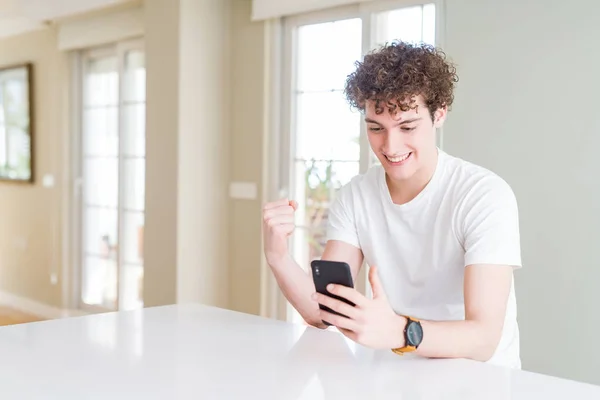 Evde Akıllı Telefon Kullanan Genç Adam Gurur Çığlık Zafer Kutluyor — Stok fotoğraf