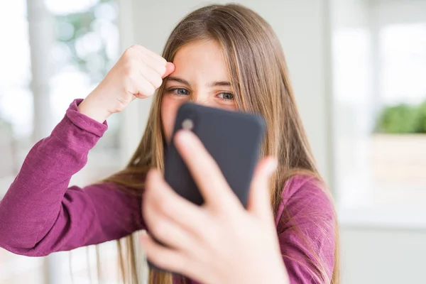 Menina Bonita Criança Enviando Uma Mensagem Usando Smartphone Irritado Frustrado — Fotografia de Stock