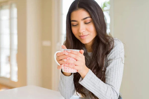 Belle Jeune Fille Buvant Une Tasse Café Maison Souriant — Photo