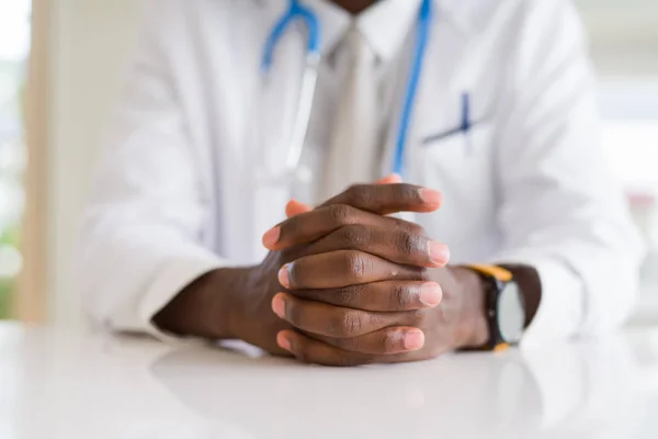 Fechar Mãos Médico Africano — Fotografia de Stock