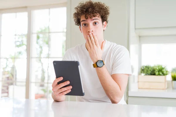 Joven Usando Tableta Táctil Cubrir Boca Con Mano Conmocionado Con — Foto de Stock