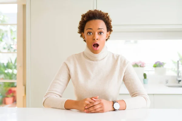 Junge Schöne Afrikanisch Amerikanische Frau Hause Verängstigt Und Schockiert Mit — Stockfoto
