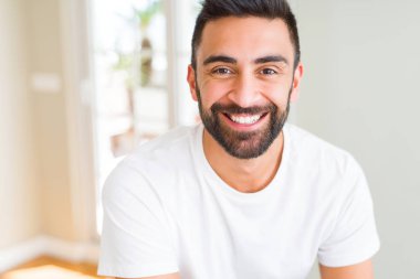 Yakışıklı adam, büyük bir gülümseme ile yüz gösteren neşeli gülümseyen