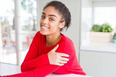 Güzel genç African Amerikan kadın gülümseyen neşeli, dost yüz güven gülüyor