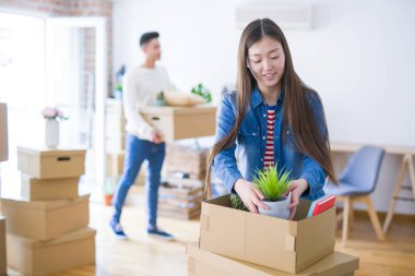 Güzel genç Asya çift seyir mutlu ve Smiling heyecanlı Moving için bir yeni ev