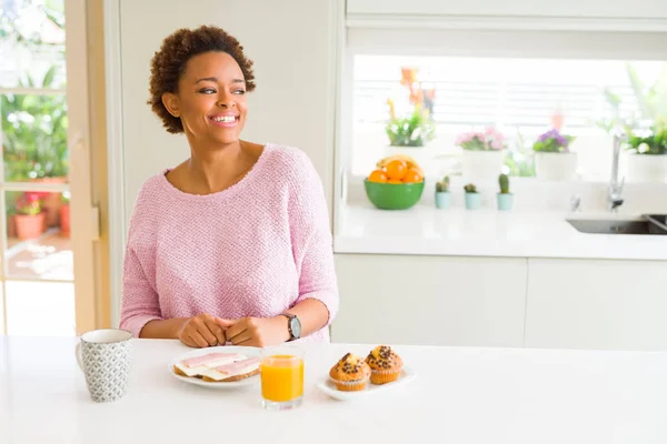 Mladá Afroameričanka Jedla Ráno Snídani Doma Dívala Stranou Úsměvem Tváři — Stock fotografie