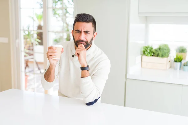 Hombre Hispano Guapo Bebiendo Café Una Taza Papel Cara Seria —  Fotos de Stock