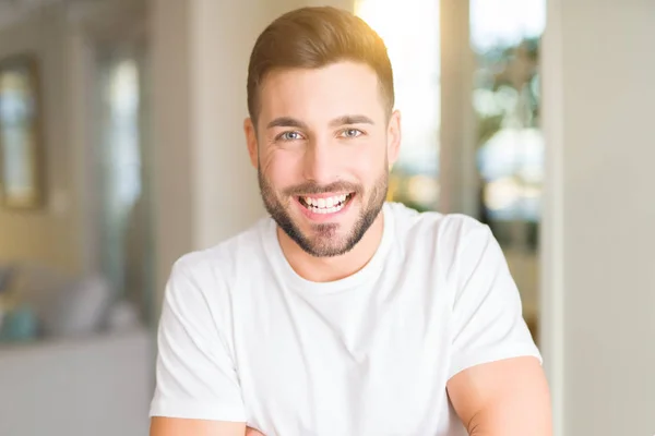 Ein Junger Gutaussehender Mann Lässigem Weißem Shirt Lächelt Hause Glücklich — Stockfoto