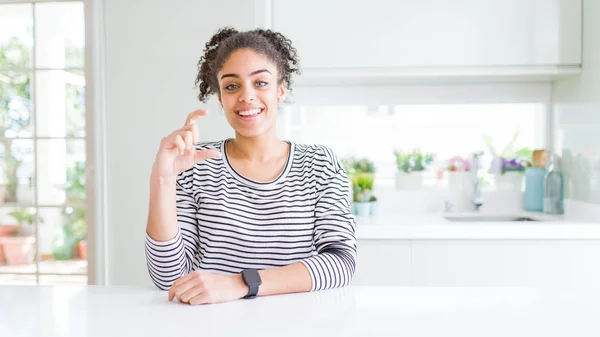 Vacker Afrikansk Amerikansk Kvinna Med Afro Hår Klädd Casual Randig — Stockfoto