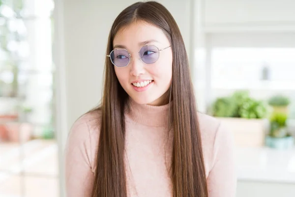 Mulher Asiática Bonita Vestindo Óculos Sorrindo Olhando Lado Olhando Longe — Fotografia de Stock