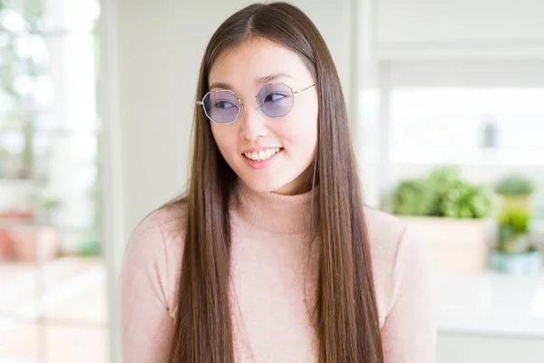 Hermosa Mujer Asiática Con Gafas Sonrientes Mirando Lado Mirando Hacia —  Fotos de Stock