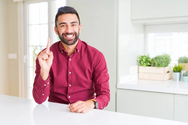 Stilig Spansktalande Affärsman Visar Och Pekar Uppåt Med Finger Nummer — Stockfoto