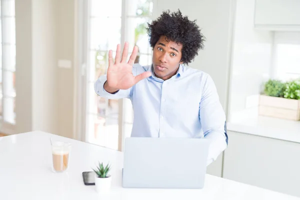 Africano Americano Homem Negócios Trabalhando Usando Laptop Com Mão Aberta — Fotografia de Stock