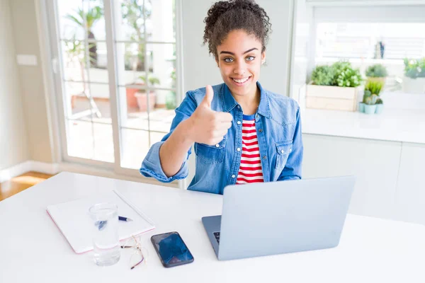 Mujer Estudiante Afroamericana Joven Usando Computadora Portátil Feliz Con Una — Foto de Stock