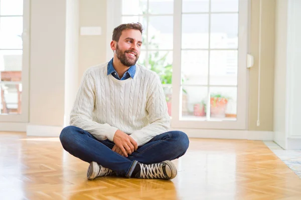 Bonito Homem Vestindo Camisola Casual Sentado Chão Casa Olhando Para — Fotografia de Stock