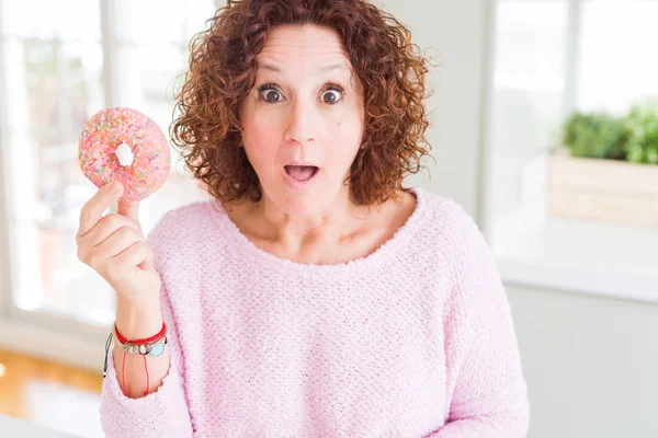 Femme Âgée Mangeant Beignet Sucre Rose Effrayé État Choc Avec — Photo