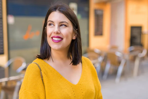 Hermosa Joven Sonriendo Alegre Caminar Calle Día Soleado Chica Bonita — Foto de Stock