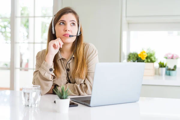 Vacker Ung Operatör Kvinna Som Arbetar Med Laptop Och Bär — Stockfoto