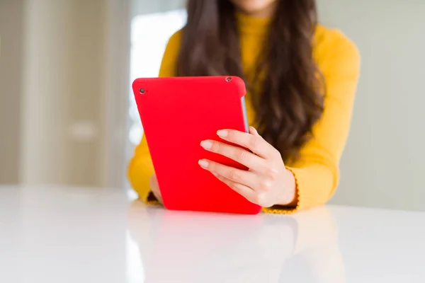 Touchpad Tablet Kullanarak Çalışan Güzel Genç Kadın — Stok fotoğraf