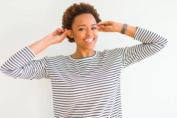 Junge Schöne Afrikanisch Amerikanische Frau Trägt Streifen Pullover Über Weißem — Stockfoto