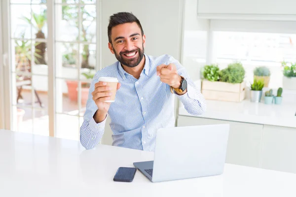 Hombre Hispano Guapo Trabajando Con Computadora Portátil Bebiendo Una Taza —  Fotos de Stock