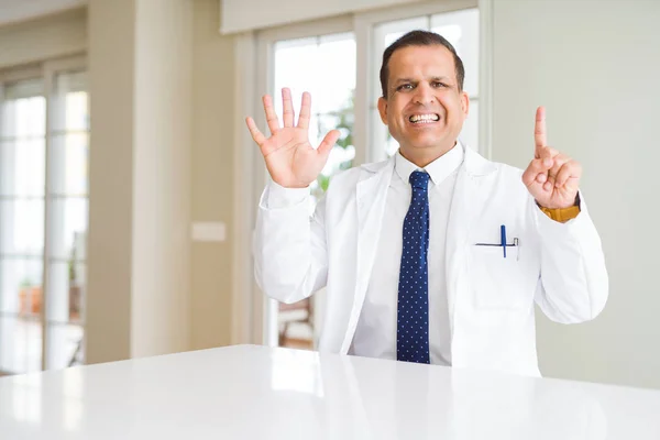 Középkorú Orvos Férfi Visel Orvosi Kabátot Klinikán Bemutatva Felfelé Ujjaival — Stock Fotó