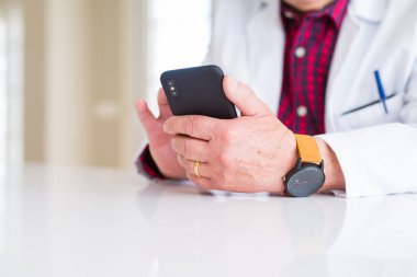 Klinikte akıllı telefon kullanarak Doktor elleri yakın