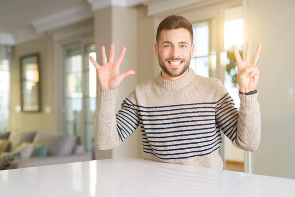 Evde Genç Yakışıklı Adam Gösteren Parmak Sayısı Sekiz Ile Işaret — Stok fotoğraf