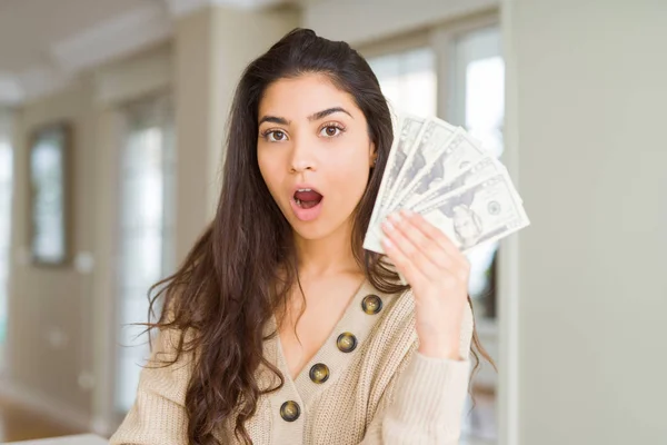 Jonge Vrouw Bedrijf Dollar Bankbiljetten Bang Shock Met Een Verrassing — Stockfoto