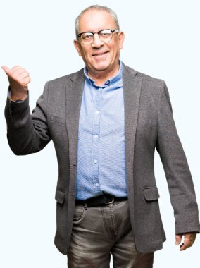 Yakışıklı üst düzey businesss gözlük arıyorum ve başparmak yanında yukarıyı mutlu yüz ile gülümseyen adam.