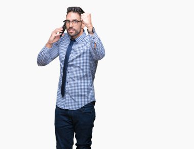 Genç iş adamı izole arka plan üzerinde telefonda konuşurken kızgın ve sinirli öfke, deli ve yükseltilmiş el, öfke kavramı ile bağırarak