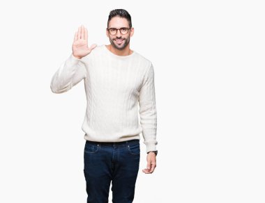 Yakışıklı delikanlı izole arka plan Waiving mutlu selam söyleyerek üzerinde gözlük ve gülümseyen, dostça karşılama jest