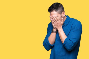 Yakışıklı delikanlı yüzünü elleri ile ağlayarak süre kapsayan üzgün ifade ile izole arka plan üzerinde. Depresyon kavramı.