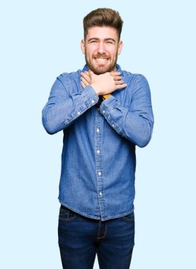 Genç yakışıklı sarışın adam rahat kot gömlek bağırarak giyen ve çünkü boğmak acı kendi ellerimle öldürürüm. Sağlık sorunu. Yaralarından ve intihar kavramı.